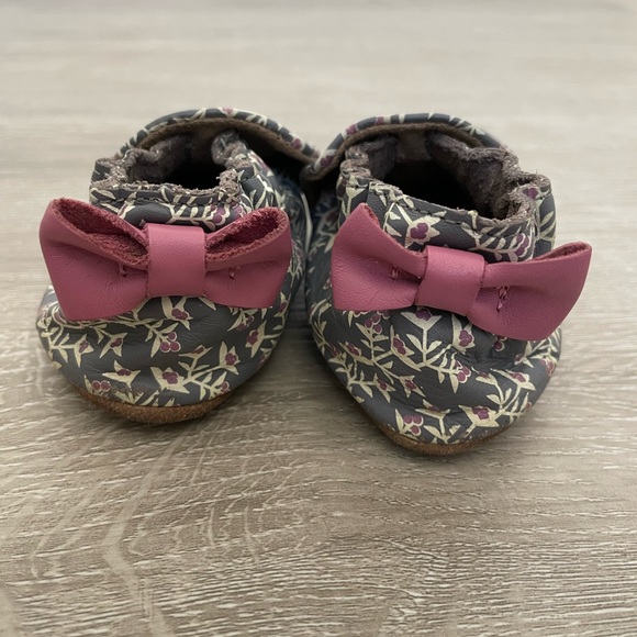 Robeez soft sole baby shoes/moccasins size 6-12m. - Picture 3 of 5